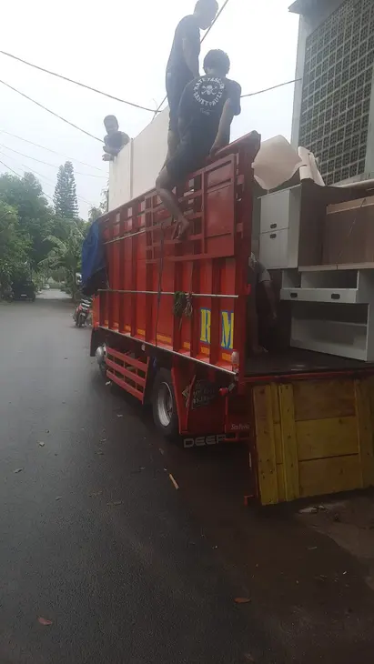 Rental Truk Tronton Jakarta Barat, Pilihan Andal untuk Distribusi Barang Besar dan Volume Tinggi