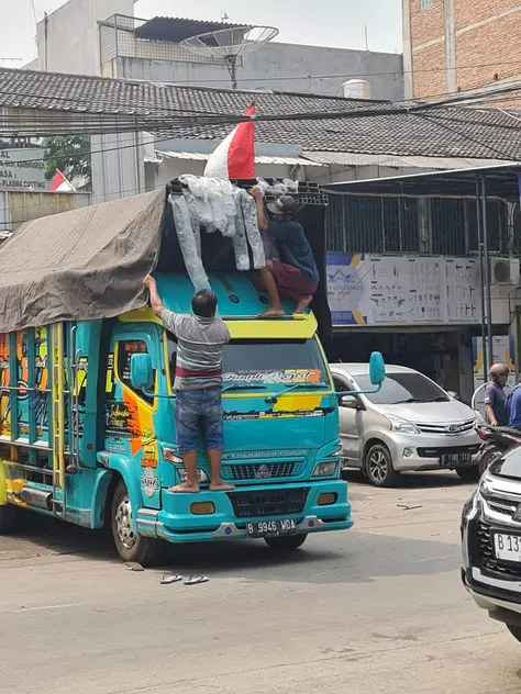 Sewa Truk Surabaya, Solusi Andal Pengiriman Barang Skala Besar