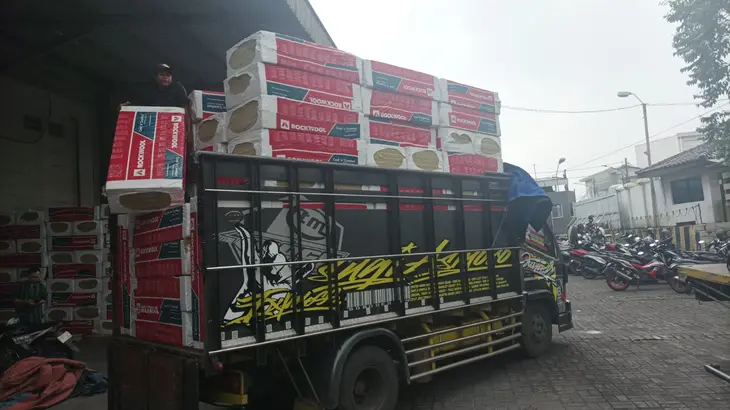 Rental Truk Fuso Jakarta Pusat – Mataram, Pilihan Andal Kirim Barang Skala Besar