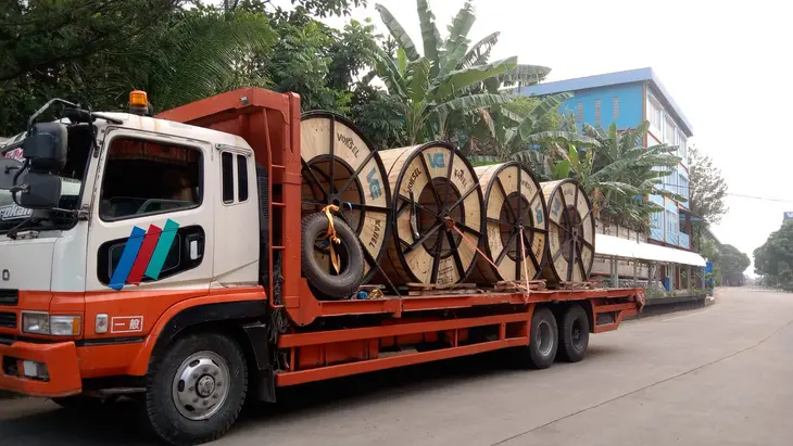 Sewa Truk Tronton Jakarta Pusat – Gianyar, Andalan Pengiriman Proyek Besar dan Bisnis Efisien