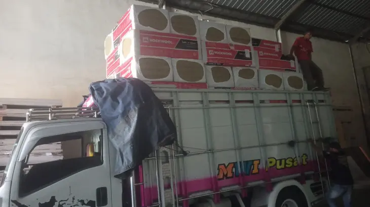 Sewa Truk Wing Box Jakarta Pusat – Jembrana, Layanan Andal Untuk Distribusi Bisnis Efisien